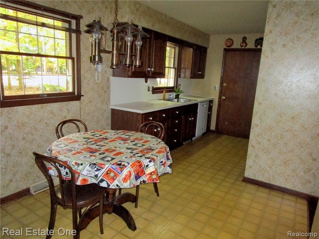 19209 Meridian Road Grosse Ile, MI 48138 - Photo 10 of 38 IMG_0530.jpg