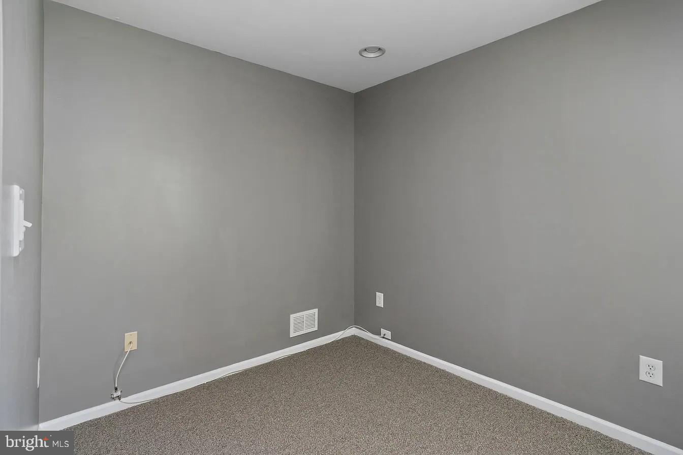 433 Mowat Circle Hamilton, NJ 08690 - Photo 17 of 36 Versatile space for your vision.