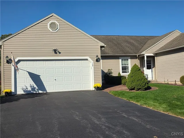 $280,000 | 129 Slindes Wood Circle, Cicero, NY 13212