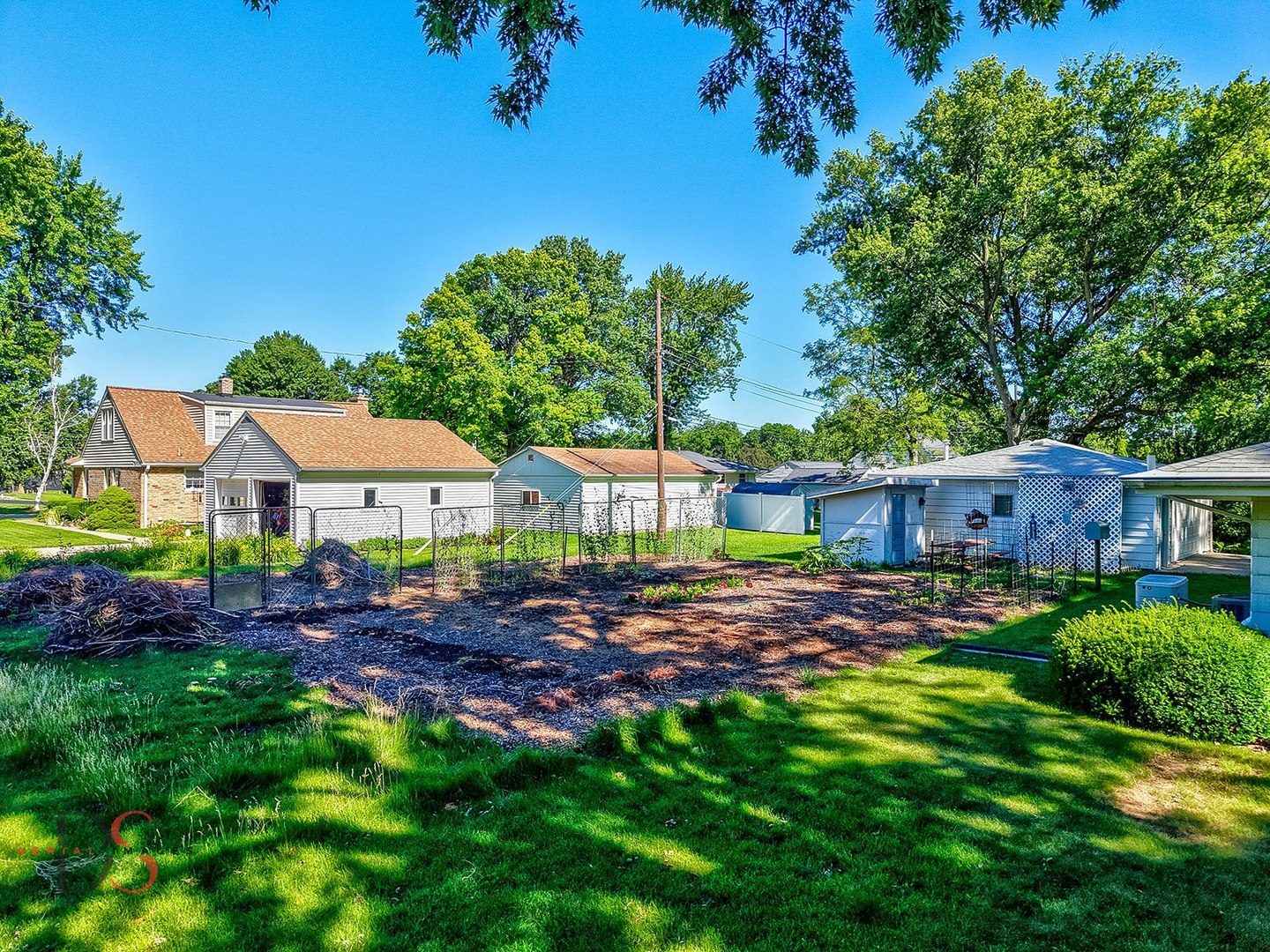 609 9th Avenue Ottawa, IL 61350 - Photo 4 of 28 a view of a backyard with plants and a patio