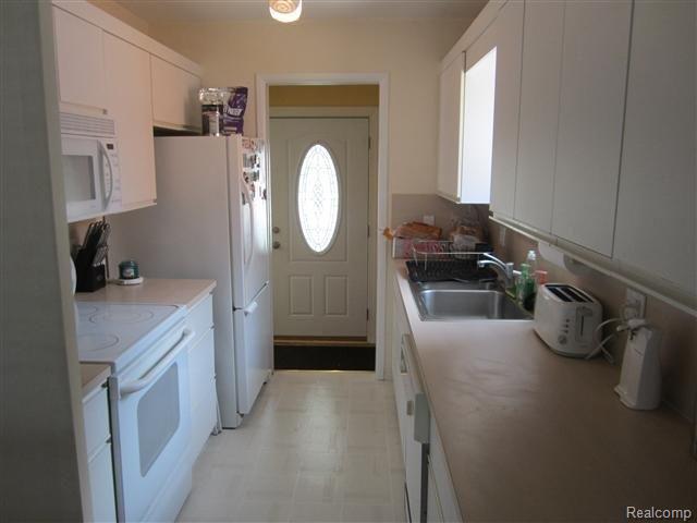 36976 Greenbush Road Wayne, MI 48184 - Photo 7 of 19 014.JPG