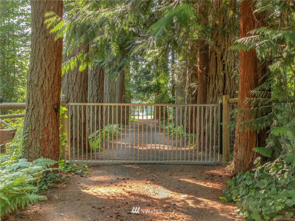 14330 Henderson Road Northeast Bainbridge Island, WA 98110 - Photo 2 of 25 Gallery Image 2