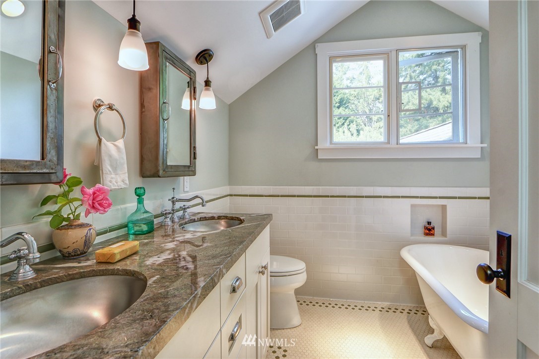 14330 Henderson Road Northeast Bainbridge Island, WA 98110 - Photo 16 of 25 Gallery Image 16