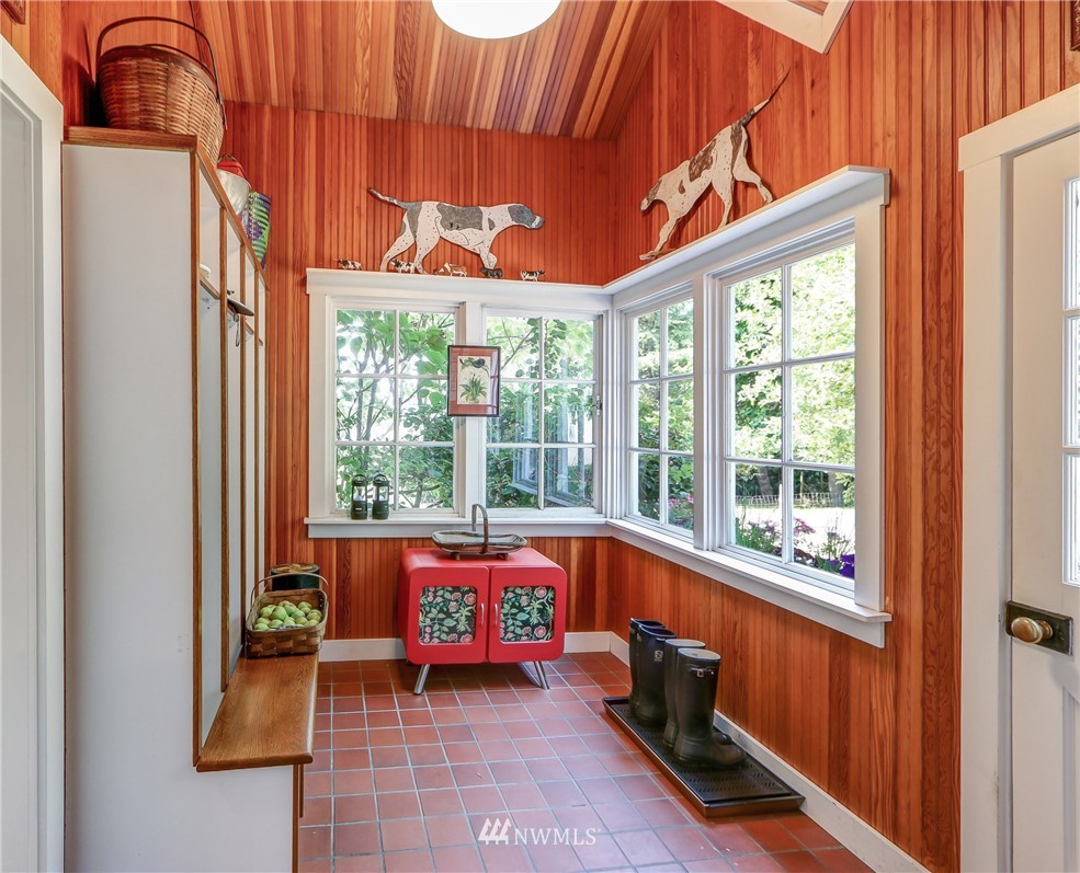 14330 Henderson Road Northeast Bainbridge Island, WA 98110 - Photo 18 of 25 Gallery Image 18