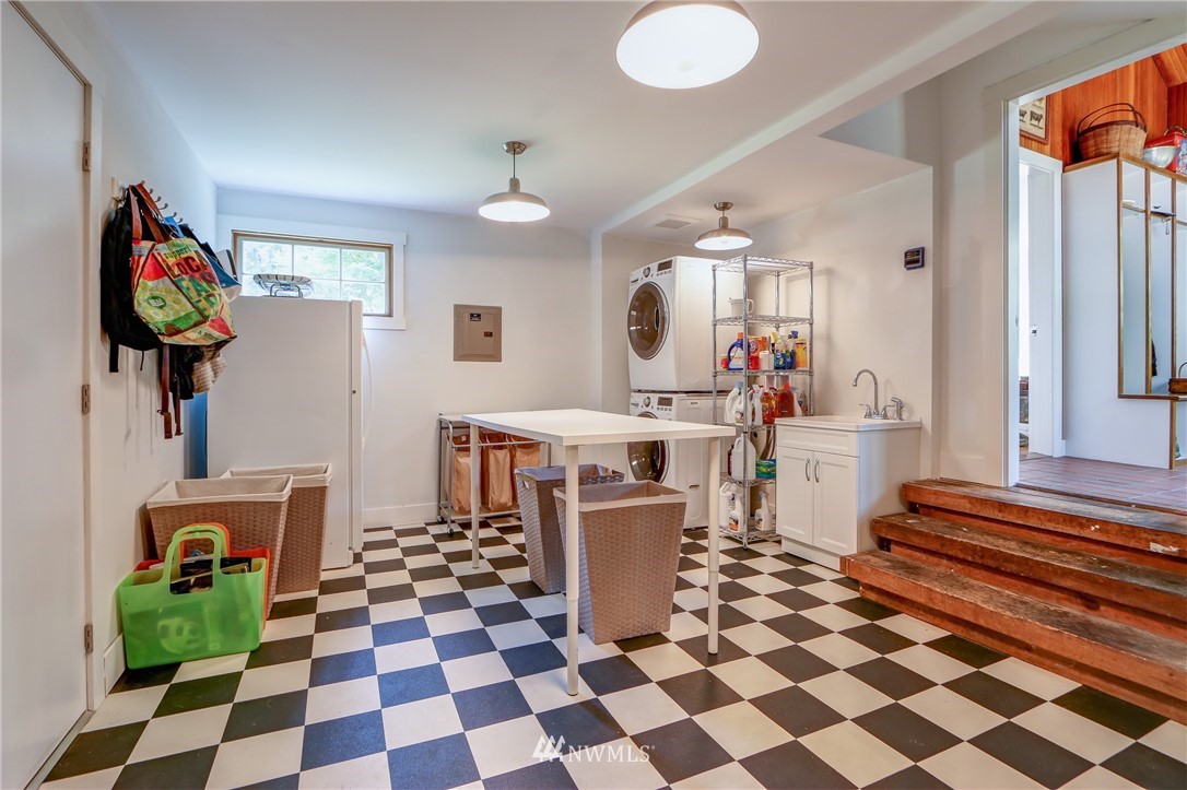14330 Henderson Road Northeast Bainbridge Island, WA 98110 - Photo 19 of 25 Gallery Image 19