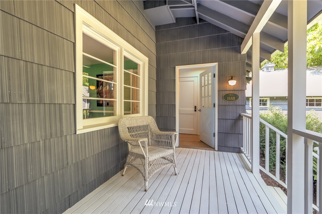 14330 Henderson Road Northeast Bainbridge Island, WA 98110 - Photo 3 of 25 Gallery Image 3