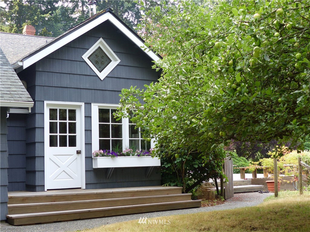14330 Henderson Road Northeast Bainbridge Island, WA 98110 - Photo 4 of 25 Gallery Image 4