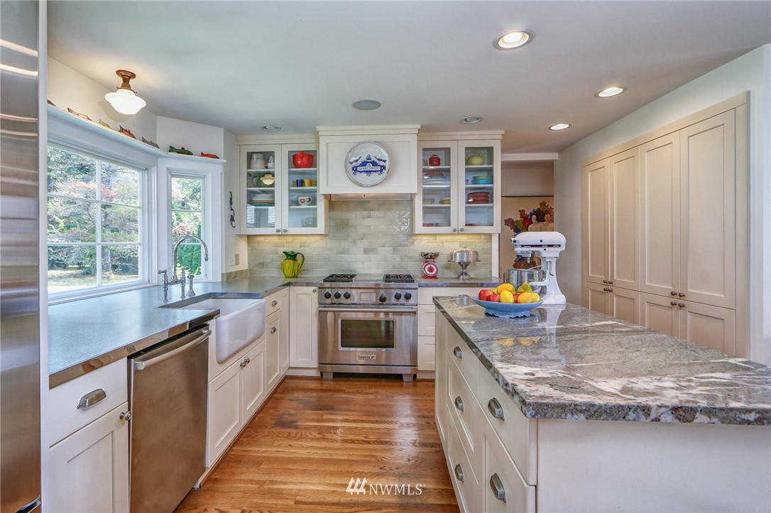14330 Henderson Road Northeast Bainbridge Island, WA 98110 - Photo 6 of 25 Gallery Image 6