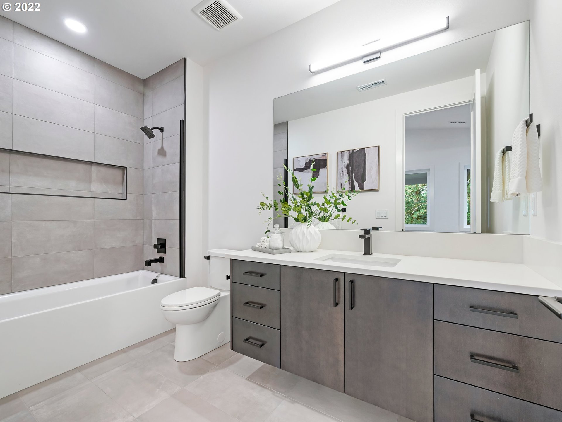 4713 Southeast Ascension Drive Camas, WA 98607 - Photo 30 of 32 a bathroom with a toilet a sink and bathtub