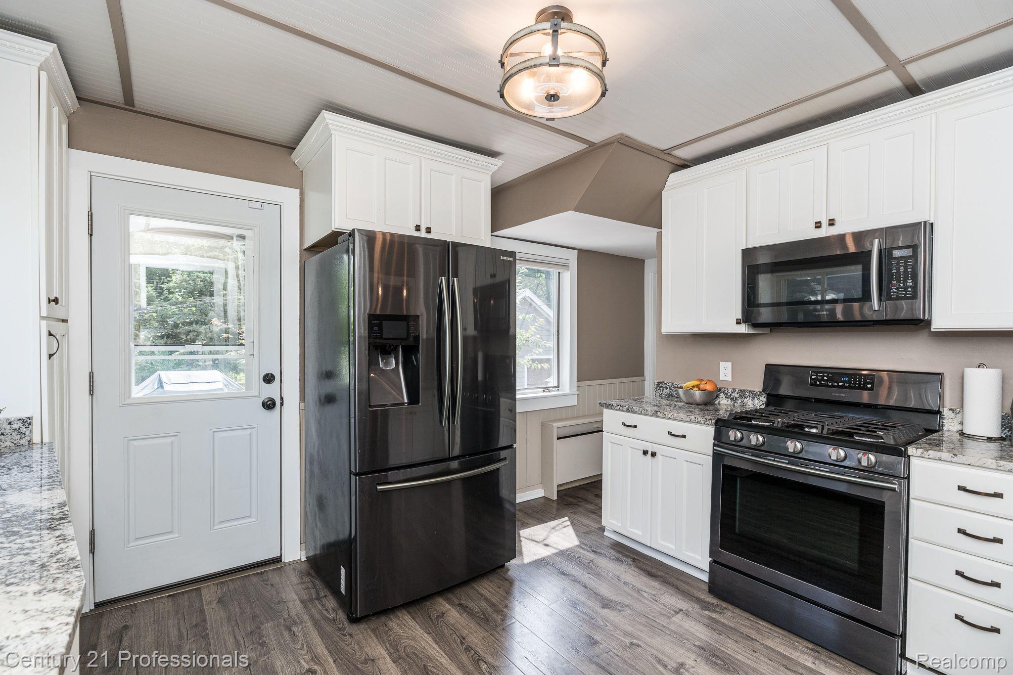 746 Ludlow Avenue Rochester, MI 48307 - Photo 6 of 34 New kitchen appliances