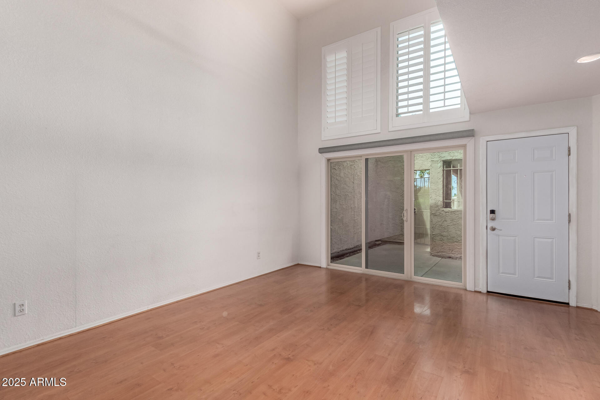 15439 North 1st Street Phoenix, AZ 85022 - Photo 8 of 26 an empty room with windows and closet