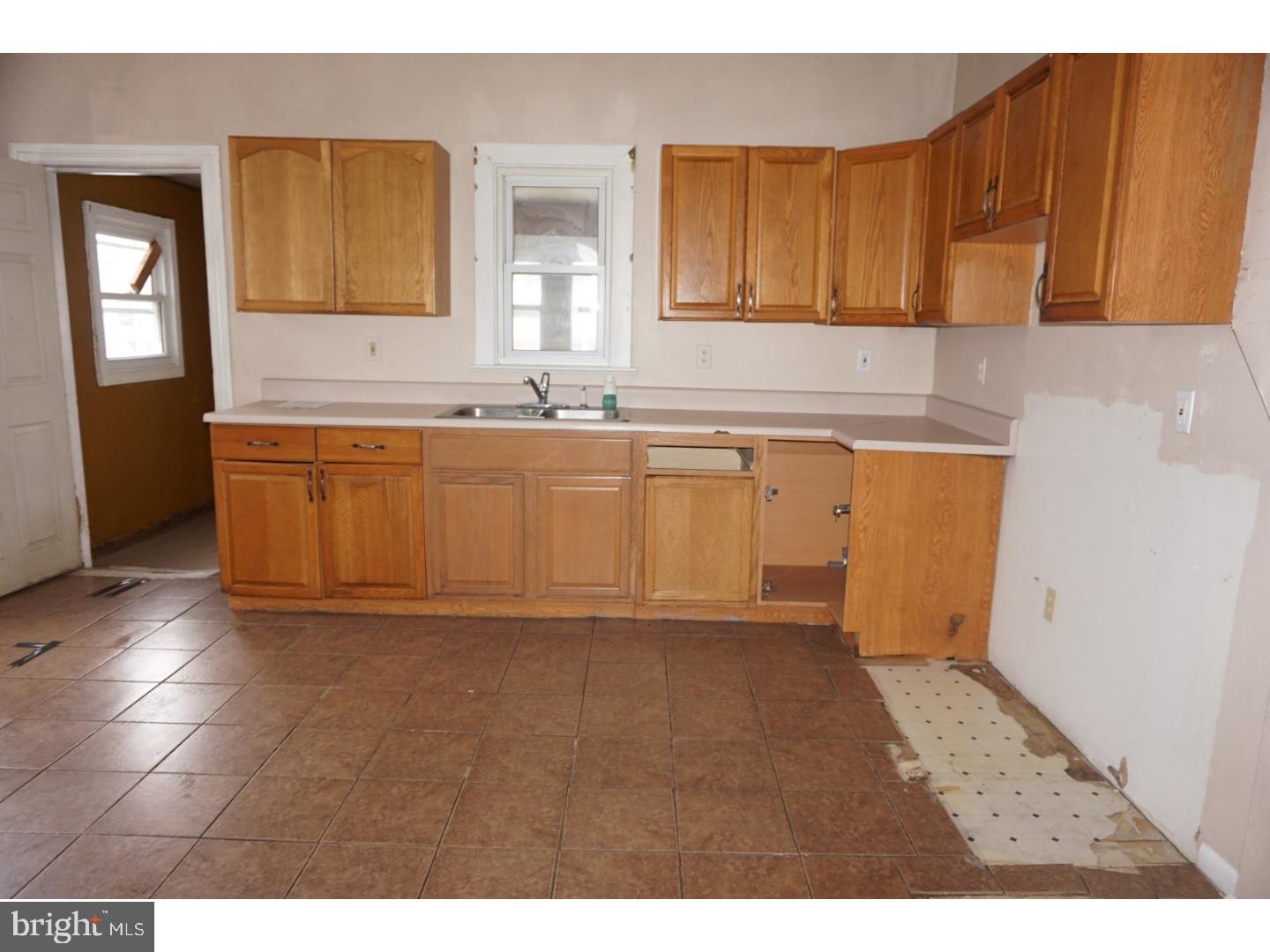 304 Middlesex Street Gloucester City, NJ 08030 - Photo 4 of 10