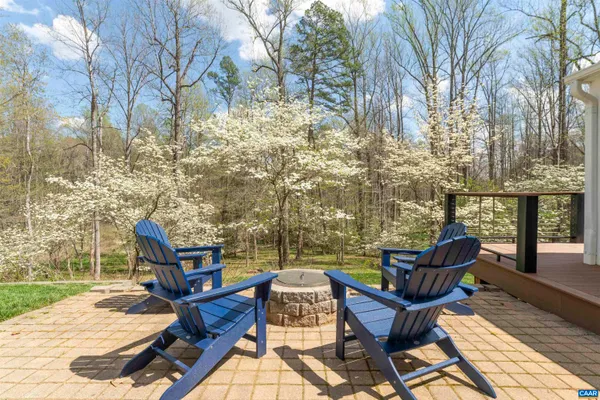 a view of backyard with pathway