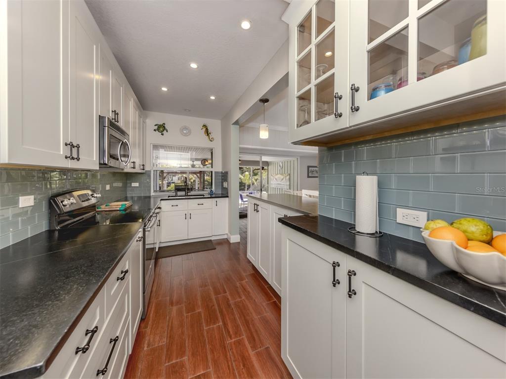4819 Greenleaf Road Sarasota, FL 34233 - Photo 13 of 30 Gallery Image 13