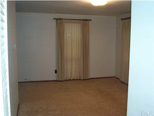 121 Majors Road Pensacola, FL 32503 - Photo 3 of 9 Living room