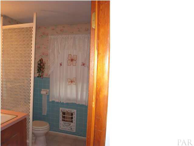 121 Majors Road Pensacola, FL 32503 - Photo 7 of 9 Bathroom