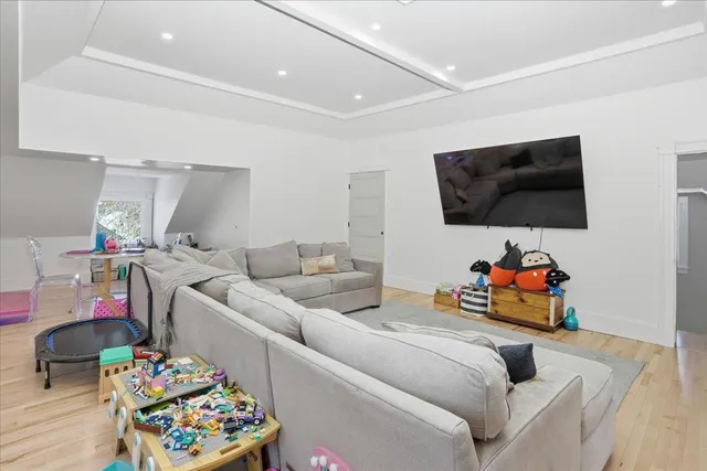 $949,900 | 2159 Elm Street, Manchester, NH 03104