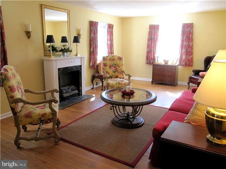 18 Oakford Road Wayne, PA 19087 - Photo 16 of 25 Living Room