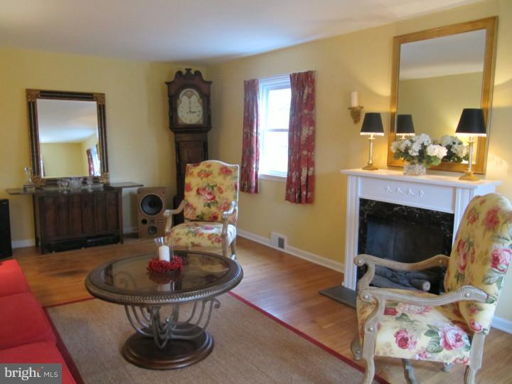 18 Oakford Road Wayne, PA 19087 - Photo 17 of 25 Living Room
