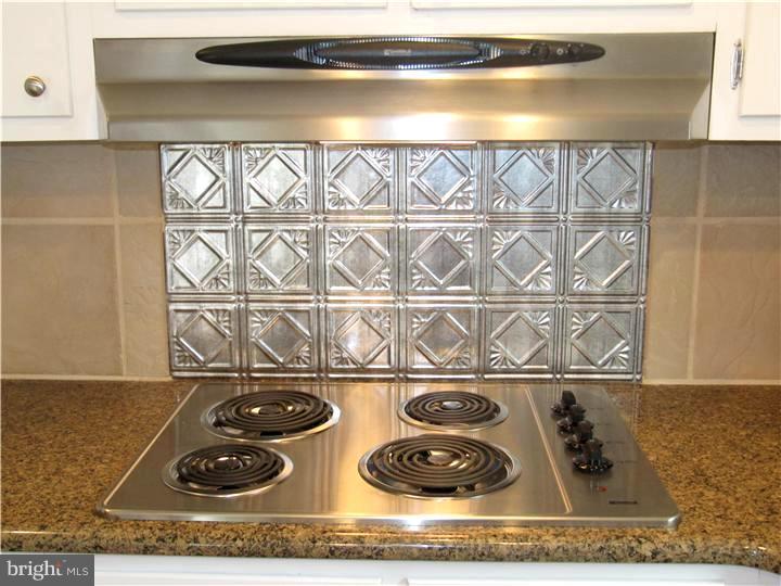 18 Oakford Road Wayne, PA 19087 - Photo 7 of 25 Kitchen