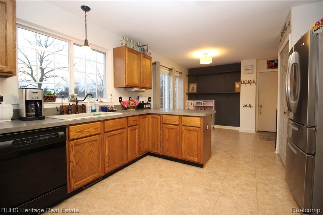 2403 North Latson Road Howell, MI 48855 - Photo 4 of 31 Kitchen