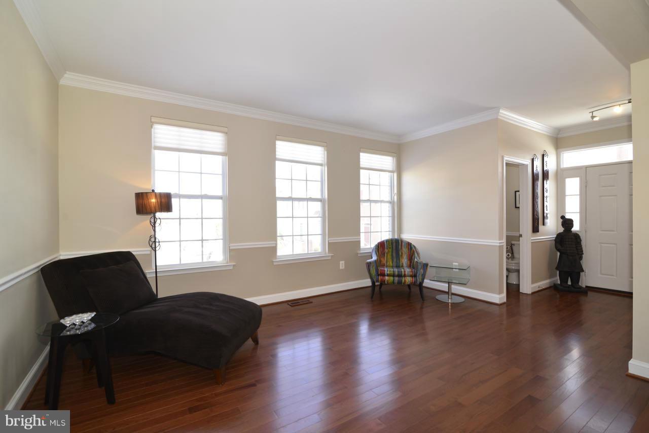 653 Springhouse Square Southeast Leesburg, VA 20175 - Photo 2 of 30 Living Room