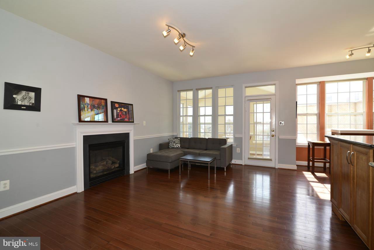 653 Springhouse Square Southeast Leesburg, VA 20175 - Photo 12 of 30 Family Room