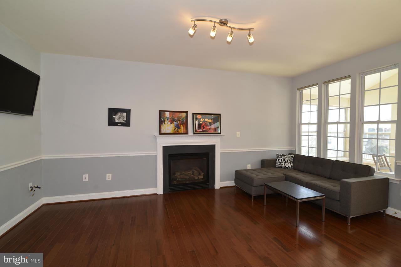 653 Springhouse Square Southeast Leesburg, VA 20175 - Photo 13 of 30 Family Room