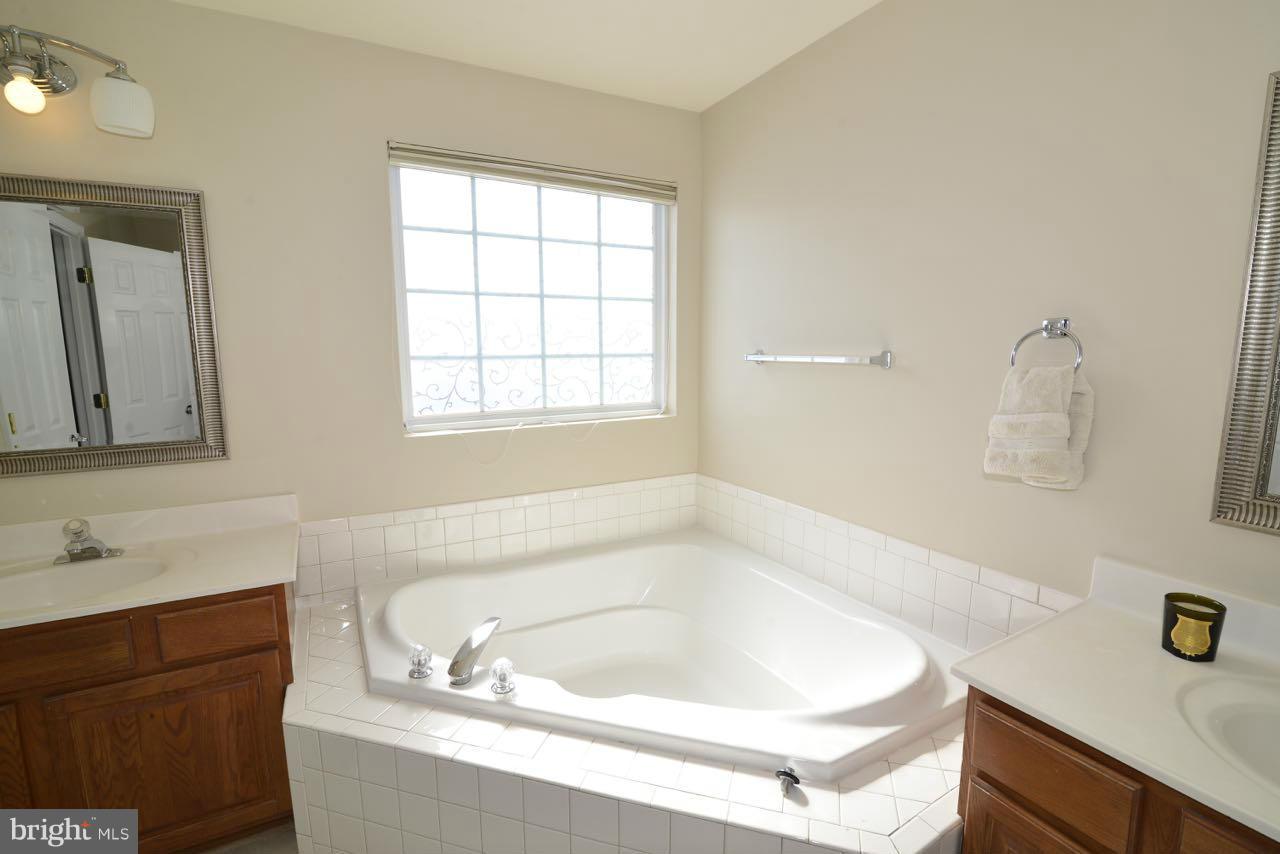 653 Springhouse Square Southeast Leesburg, VA 20175 - Photo 21 of 30 Bath (Master)