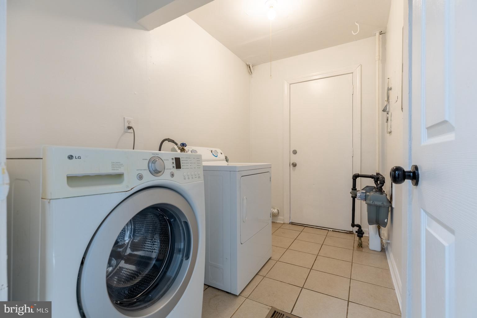 5 Farragut Court Willingboro, NJ 08046 - Photo 9 of 51 a utility room with sink dryer and washer
