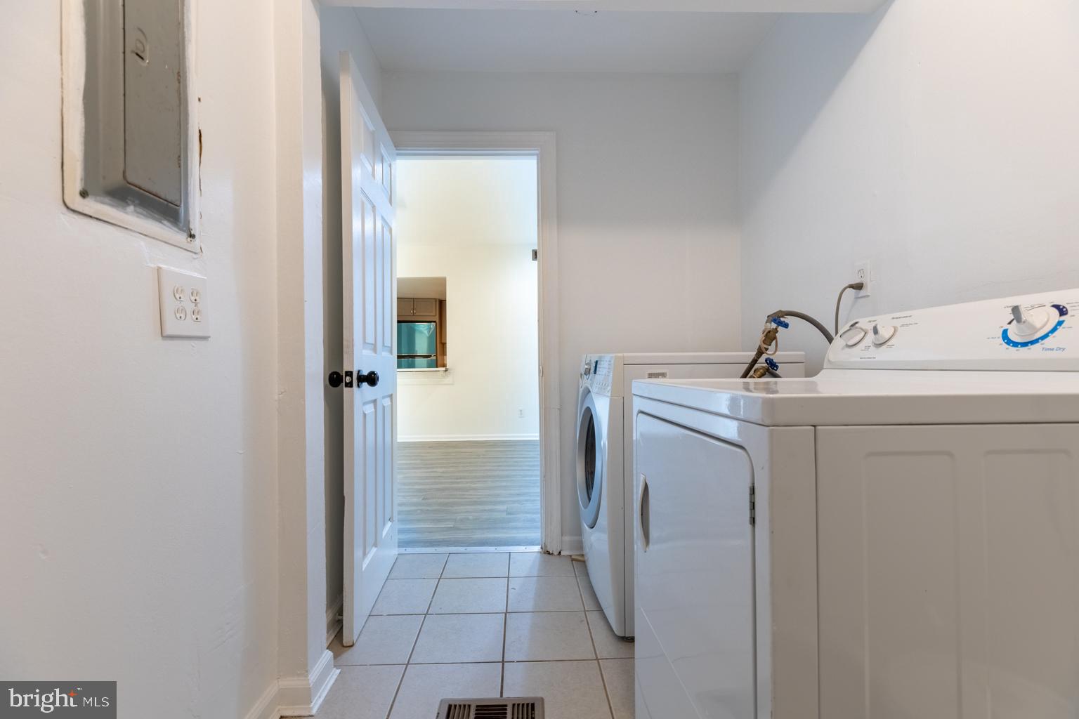 5 Farragut Court Willingboro, NJ 08046 - Photo 10 of 51 a utility room with dryer and washer