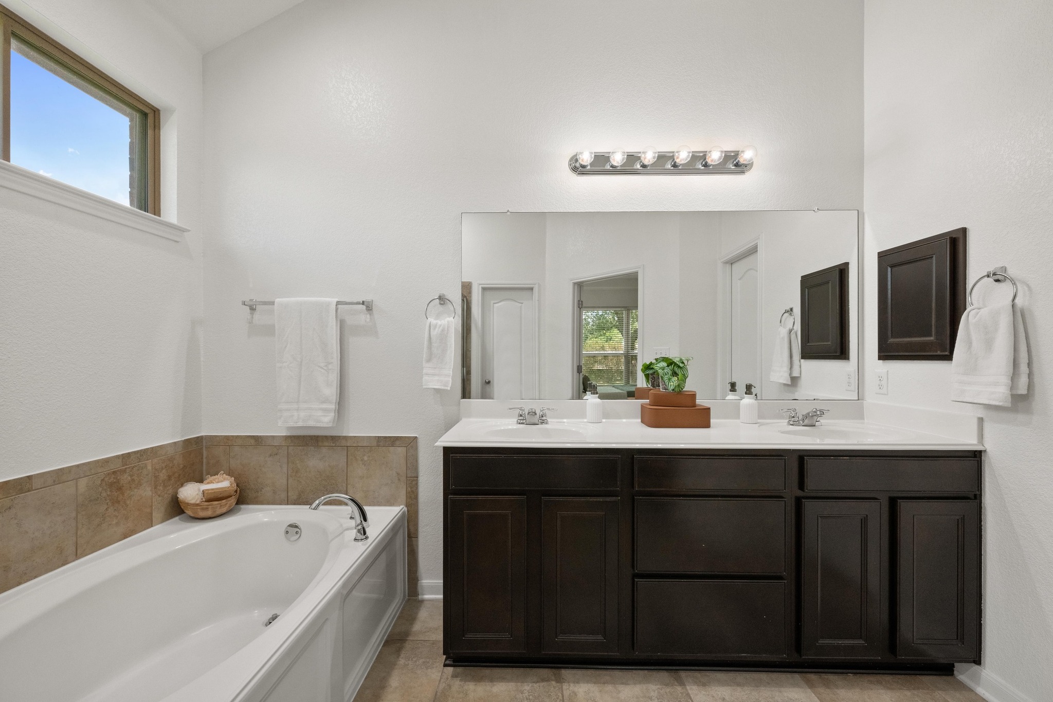 4924 Pyrenees Pass Bee Cave, TX 78738 - Photo 15 of 26 Primary bathroom