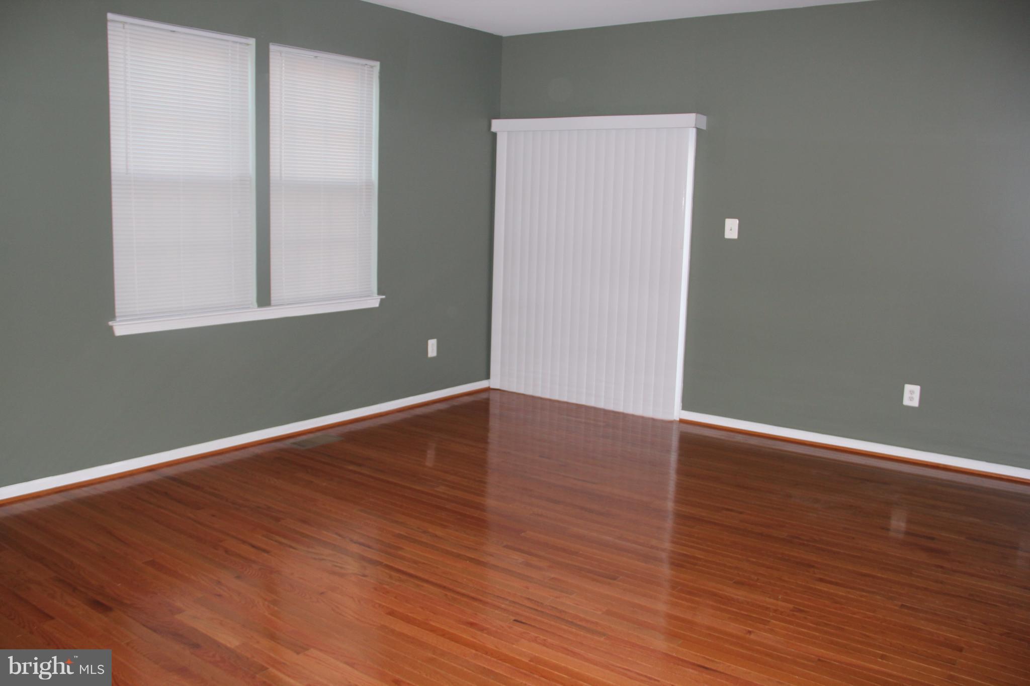 703 MacDill Road Baltimore, MD 21220 - Photo 4 of 26 Living Room