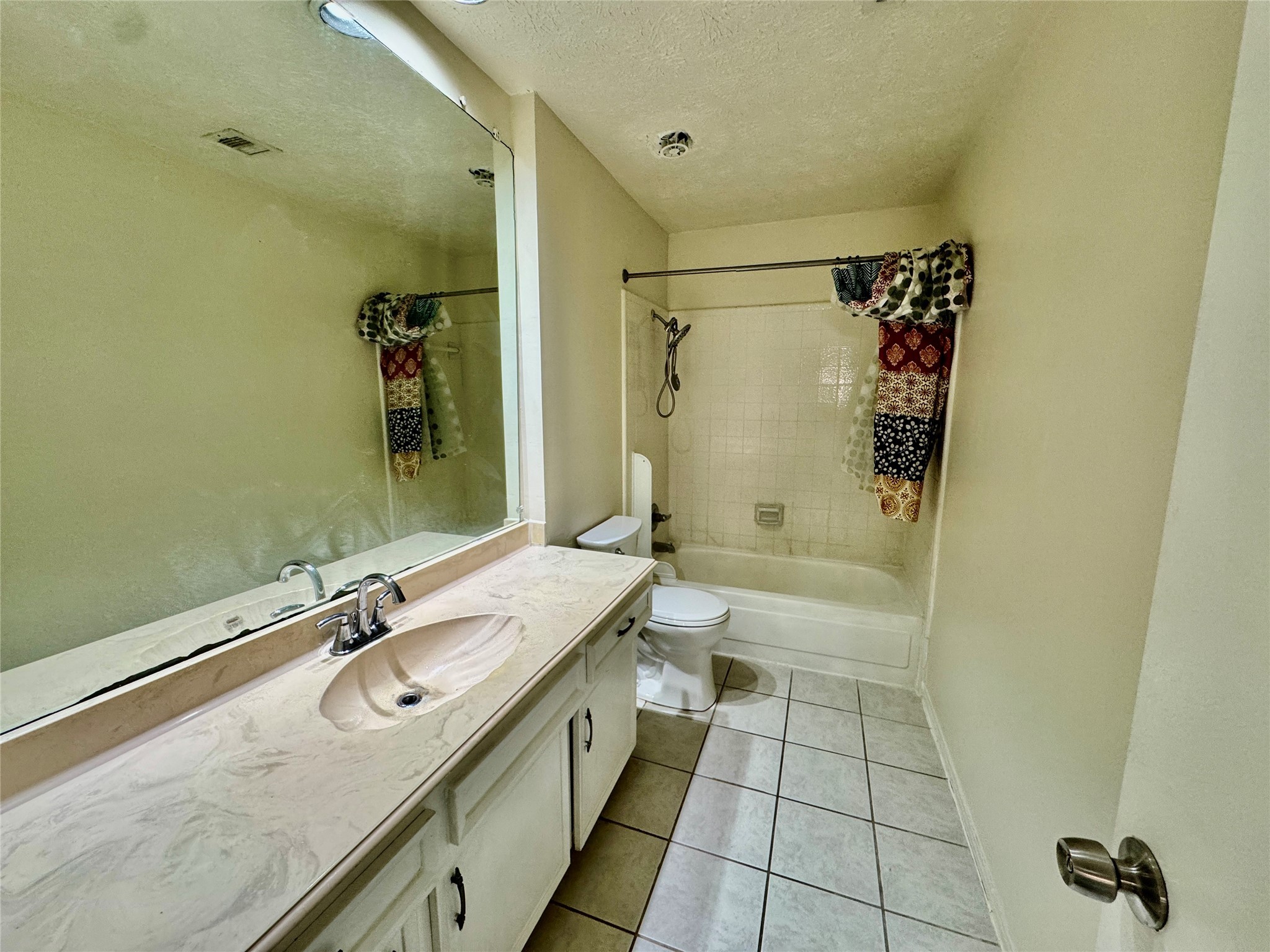 10131 Sagedale Drive Houston, TX 77089 - Photo 15 of 21 a bathroom with a tub sink and mirror