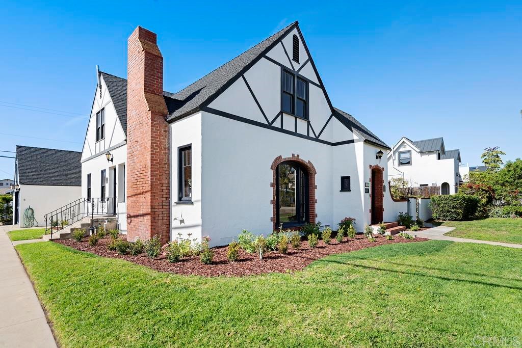 304 La Veta Avenue Encinitas, CA 92024 - Photo 13 of 14 a front view of a house with a yard