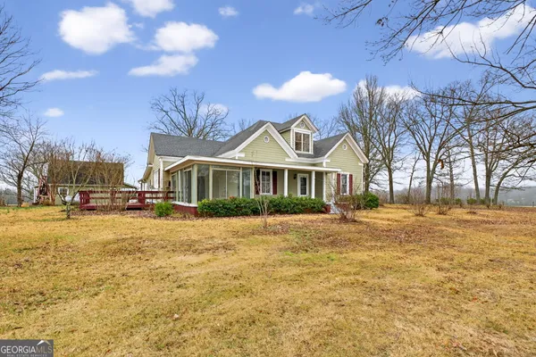 a view of a yard with a house
