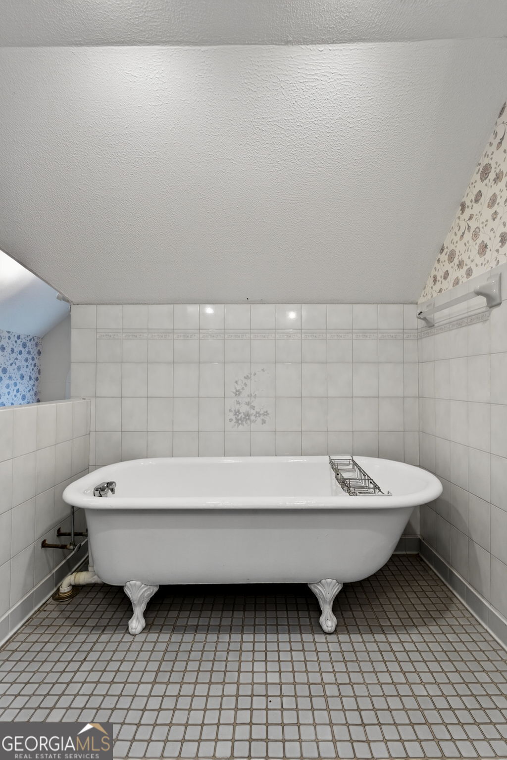 402 Tom Bell Road Milner, GA 30257 - Photo 45 of 75 a bathroom with a sink a toilet and bathtub