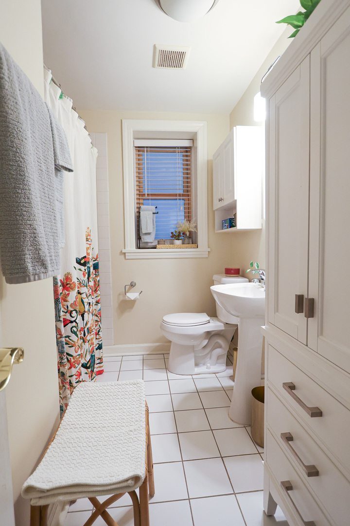 616 Michigan Avenue, Unit G Evanston, IL 60202 - Photo 14 of 20 a bathroom with a sink toilet and shower