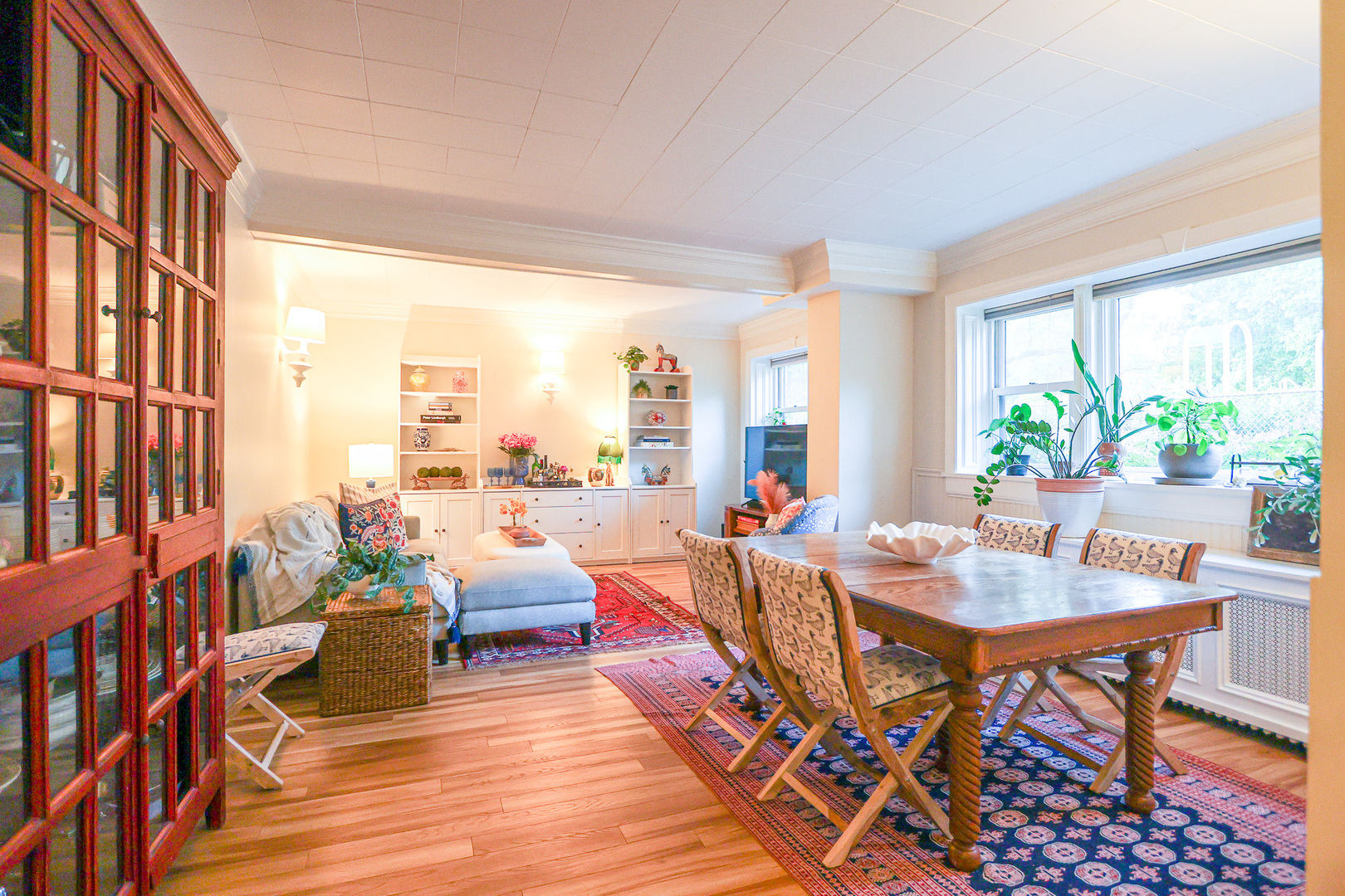 616 Michigan Avenue, Unit G Evanston, IL 60202 - Photo 4 of 20 a living room with patio furniture and a large window