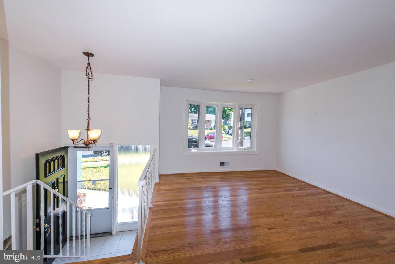 8810 Crandall Road Lanham, MD 20706 - Photo 10 of 30 Living Room