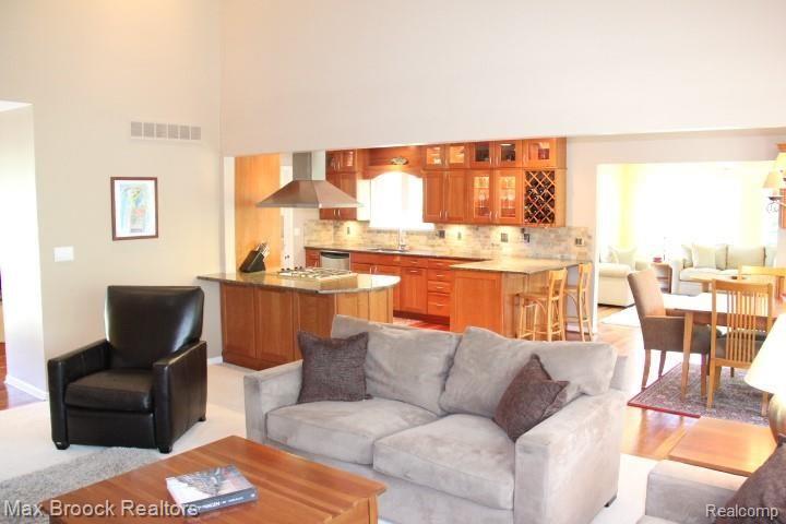 9105 Commerce Road Commerce Township, MI 48382 - Photo 11 of 60 IMG_2969.JPG