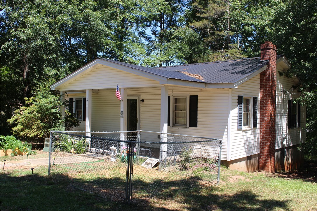611 5 Forks Road Liberty, SC 29657 - Photo 2 of 17