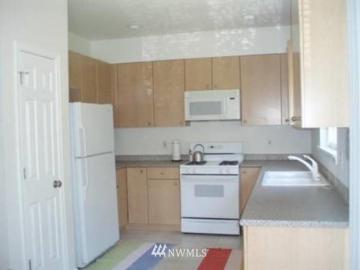 5014 Lake Place South, Unit D Renton, WA 98055 - Photo 5 of 8 Gallery Image 5