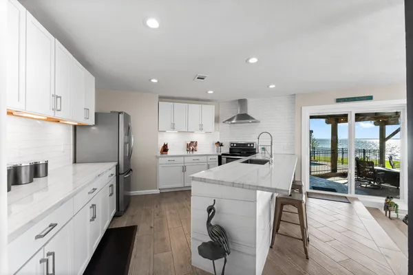 $1,325,000 | 213 Shady Drive, Onalaska, TX 77360