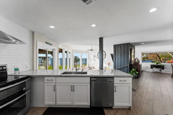 $1,325,000 | 213 Shady Drive, Onalaska, TX 77360