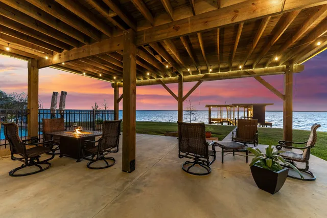 $1,325,000 | 213 Shady Drive, Onalaska, TX 77360