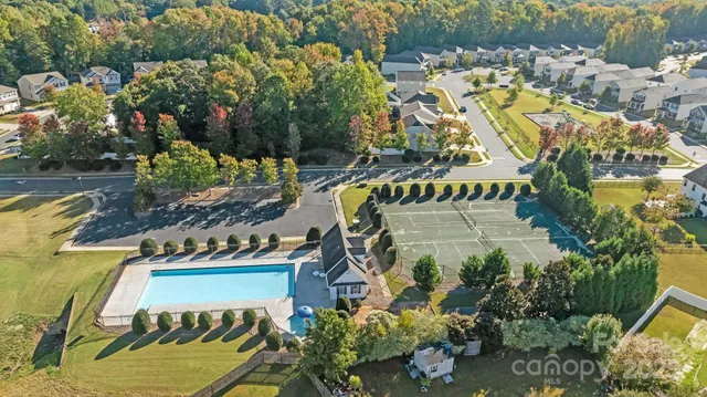 a sign that is sitting on a brick wall