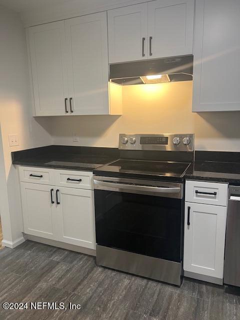 10322 State Rte 100 Starke, FL 32091 - Photo 12 of 15 a stove top oven sitting inside of a kitchen