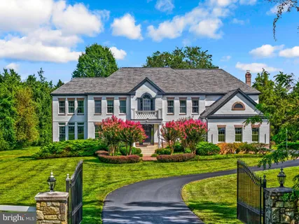 $2,700,000 | 401 Walker Road, Great Falls, VA 22066