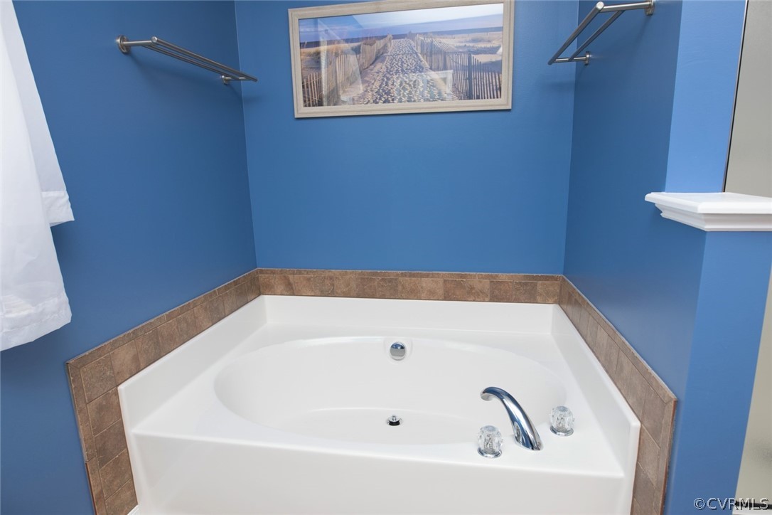 13513 Brandy Oaks Road Chesterfield, VA 23832 - Photo 23 of 38 Master bathtub, separate shower is to the right.